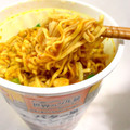 マルちゃん 世界のグル麺 バター風チキンカレーヌードル 商品写真 2枚目