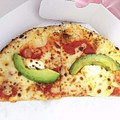 ピザハット Express 生ハムとフレッシュアボカドのピザ ～濃厚クリームチーズ仕立て～ 商品写真 1枚目
