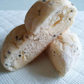 ヤマザキ おいしさ宣言 黒胡麻カマンベールチーズクリームパン 商品写真 1枚目