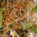 セブン-イレブン くずして食べるパリパリ麺のサラダ 商品写真 2枚目