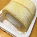 ローソン Uchi Cafe’ SWEETS もち食感ロール 白バラ牛乳入りホイップ 商品写真 1枚目