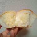 ヤマザキ ふんわりチーズのパン レアチーズ風味クリーム 商品写真 3枚目