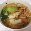 ファミリーマート 餃子と野菜の中華風春雨スープ 商品写真 1枚目