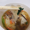 ファミリーマート 餃子と野菜の中華風春雨スープ 商品写真 2枚目