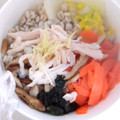 ファミリーマート 蒸し鶏と野菜の生姜雑穀スープ 商品写真 1枚目