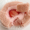 ローソン プレミアムあまおう苺のロールケーキ 商品写真 2枚目