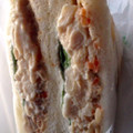 ファミリーマート 蒸し鶏と根菜のサラダサンド 商品写真 1枚目