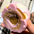 ローソン イチゴチョコが掛かったもちぷよ とちおとめ苺クリーム 商品写真 2枚目