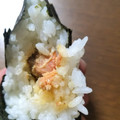 セブン-イレブン 金のおむすび 西京焼紅鮭はらみ 商品写真 2枚目
