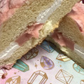 ローソン いちごのメロンパン いちごクリーム＆ホイップ 商品写真 3枚目