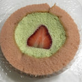 ローソン プレミアム苺とピスタチオクリームのロールケーキ もういっこ苺トッピング 商品写真 3枚目