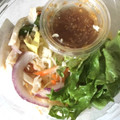 セブン-イレブン 蒸し鶏のこんにゃく麺サラダ 商品写真 3枚目