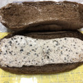 ローソン もっちりとした黒いコッペパン クッキー＆クリーム 商品写真 4枚目