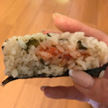 セブン-イレブン 直巻おむすび 高菜混ぜ飯と明太子 商品写真 2枚目