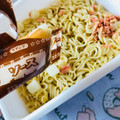 ペヤング 鮭とポテトのチーズ味やきそば 商品写真 2枚目