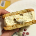シャトレーゼ クッキーサンドアイス ラムレーズン 商品写真 3枚目