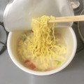 エースコック スーパーカップ1.5倍 バニラ風味のクリーミーシーフード味ラーメン 商品写真 5枚目