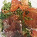 セブン-イレブン 1／2日分野菜冷たいパスタ生ハムとトマト 商品写真 1枚目