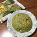 ローソン 抹茶のメロンパン ホワイトチョコ入 宇治抹茶使用 商品写真 2枚目