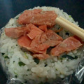セブン-イレブン 紅鮭と青菜のおむすび 商品写真 1枚目