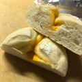 ファミリーマート とろーりチーズの白いパン 商品写真 5枚目