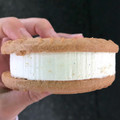 セブン＆アイ セブンプレミアム バターが贅沢に香るクッキーサンド 商品写真 1枚目