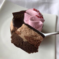 ローソン Uchi Cafe’ SWEETS ルビーチョコレートのショコラケーキ 商品写真 2枚目