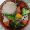 ローソン 緑黄色野菜と根菜サラダ 商品写真 2枚目