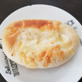 ファミリーマート ファミマ・ベーカリー もっちりとした白いチーズのパン 商品写真 5枚目