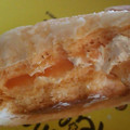 ファミリーマート ファミマ・ベーカリー 白いメロンパン 赤肉メロン入りクリーム＆ホイップ 商品写真 2枚目