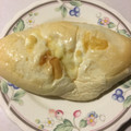 ファミリーマート ファミマ・ベーカリー もっちりとした白いチーズのパン 商品写真 3枚目