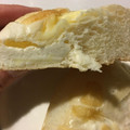 ファミリーマート ファミマ・ベーカリー もっちりとした白いチーズのパン 商品写真 2枚目