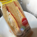 ファミリーマート 全粒粉サンド サラダチキンと2種のチーズ 商品写真 3枚目