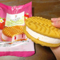 セブンプレミアム バターが贅沢に香るクッキーサンド いちご 商品写真 1枚目