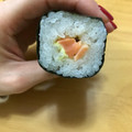 セブン-イレブン 手巻寿司 サーモンわさびアボカド入りマヨネーズ 商品写真 1枚目