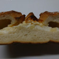 ファミリーマート ファミマ・ベーカリー 角切りチーズとチーズクリームを包んだフランスパン 商品写真 2枚目