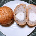 ローソン マチノパン もち麦とくるみのチーズクリームパン 商品写真 2枚目
