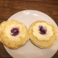 ローソン チーズケーキ！？メロンパン ブルーベリークリーム＆チーズホイップ 商品写真 2枚目
