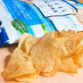 湖池屋 ポテトチップス FEEL ALOHA ココナッツ＆ソルト 商品写真 1枚目