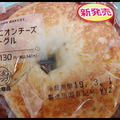 ローソン オニオンチーズベーグル 商品写真 1枚目