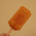 セブンプレミアム まるでマンゴーを冷凍したような食感のアイスバー 商品写真 1枚目