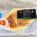 ファミリーマート ファミマ・ベーカリー 平焼きチーズのツナフランス 商品写真 1枚目