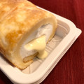 ローソン 焼きチーズもち食感ロール のびーるチーズクリーム 商品写真 2枚目