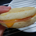 ファミリーマート ファミマ・ベーカリー もっちり食感マフィンハムチーズエッグ 商品写真 3枚目
