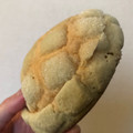 ヤマザキ メロンパン 富良野産メロンの果汁入りホイップ 商品写真 2枚目