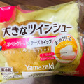 ヤマザキ 大きなツインシュー 3種のベリー＆チーズホイップ 商品写真 1枚目