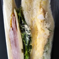 神戸屋キッチン スモークロースハム・モッツァレラ＆タマゴサラダのサンドイッチ 商品写真 2枚目