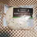 ファミリーマート ファミマ・ベーカリー 黒胡麻カマンベールチーズパン 商品写真 5枚目