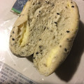 ファミリーマート ファミマ・ベーカリー 黒胡麻カマンベールチーズパン 商品写真 3枚目