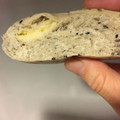 ファミリーマート ファミマ・ベーカリー 黒胡麻カマンベールチーズパン 商品写真 2枚目
